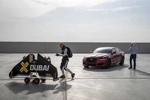 Jaguar - Dopo essersi lanciato per cinque secondi in caduta libera dal suo elicottero, Rossy  stato in grado di stabilizzarsi e di attraversare il cielo sopra la vettura, raggiungendo una velocit di circa 310 km/h.